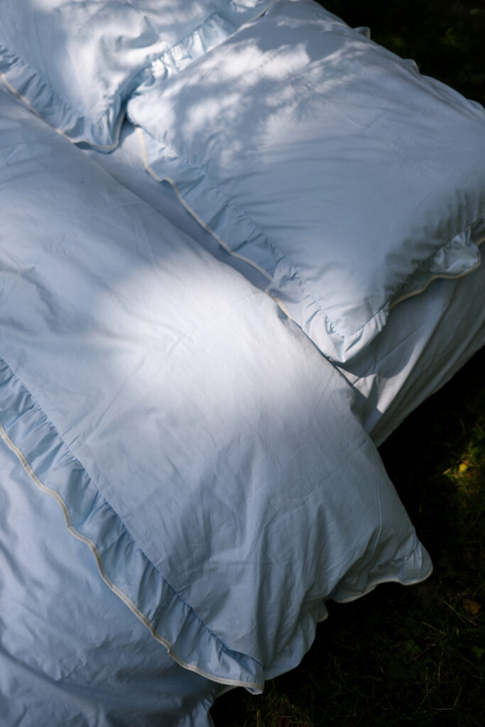 Постільна білизна блакитна з рюшами та білим кантом