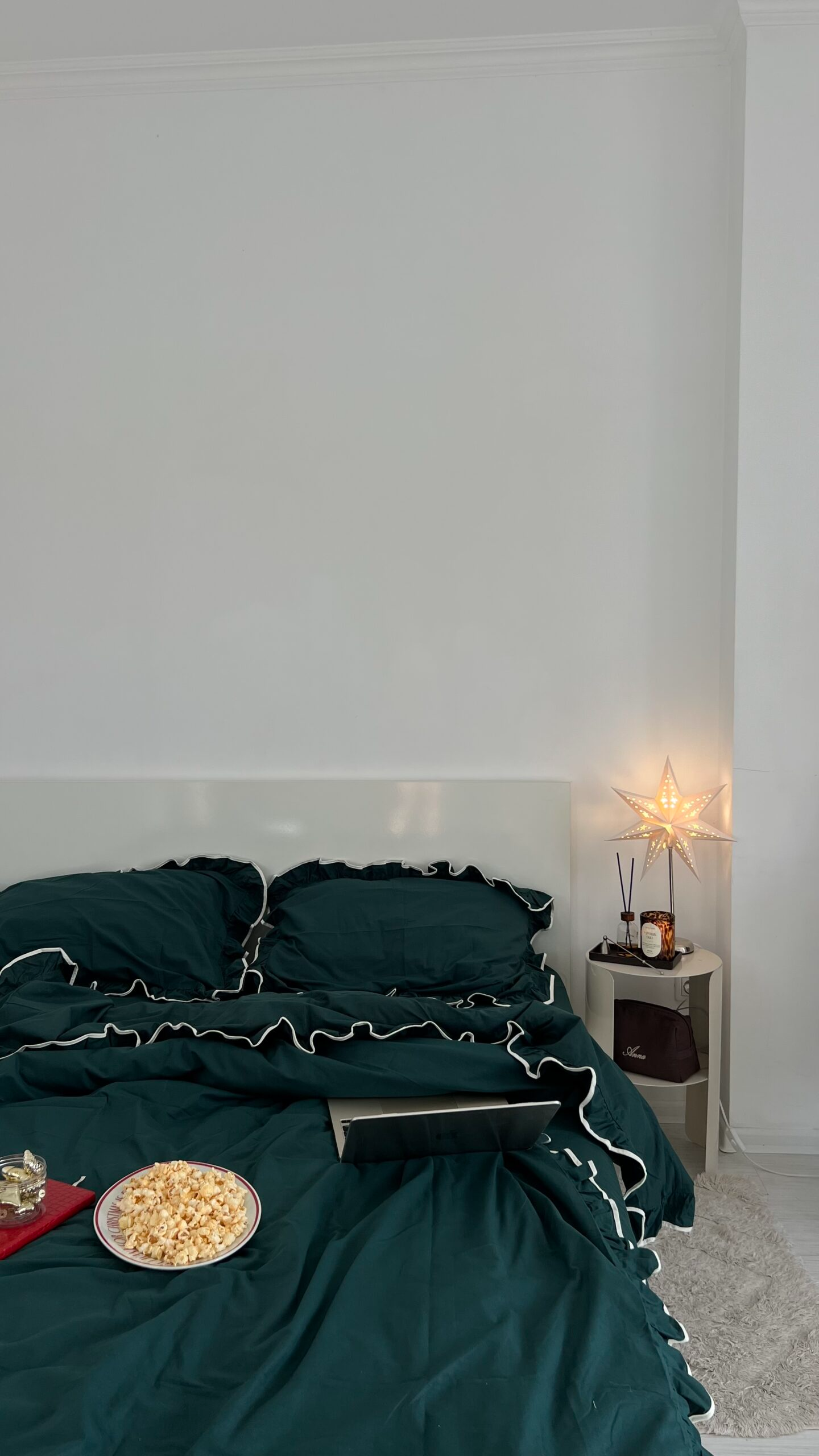 Постільна білизна темно-зелений ранфорс з рюшами та молочним кантом