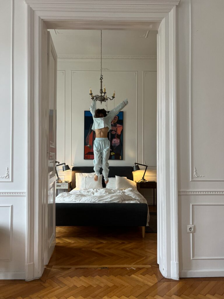 Блакитна сатинова піжама з червоним кантом