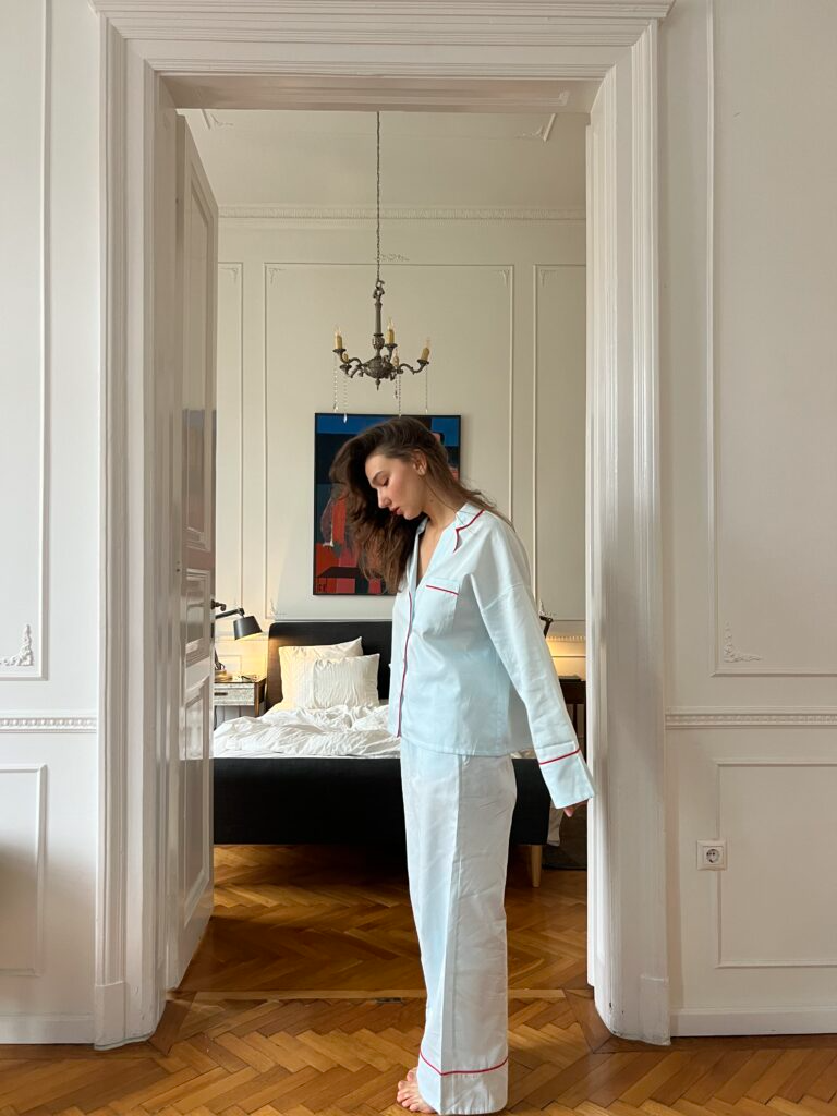 Блакитна сатинова піжама з червоним кантом