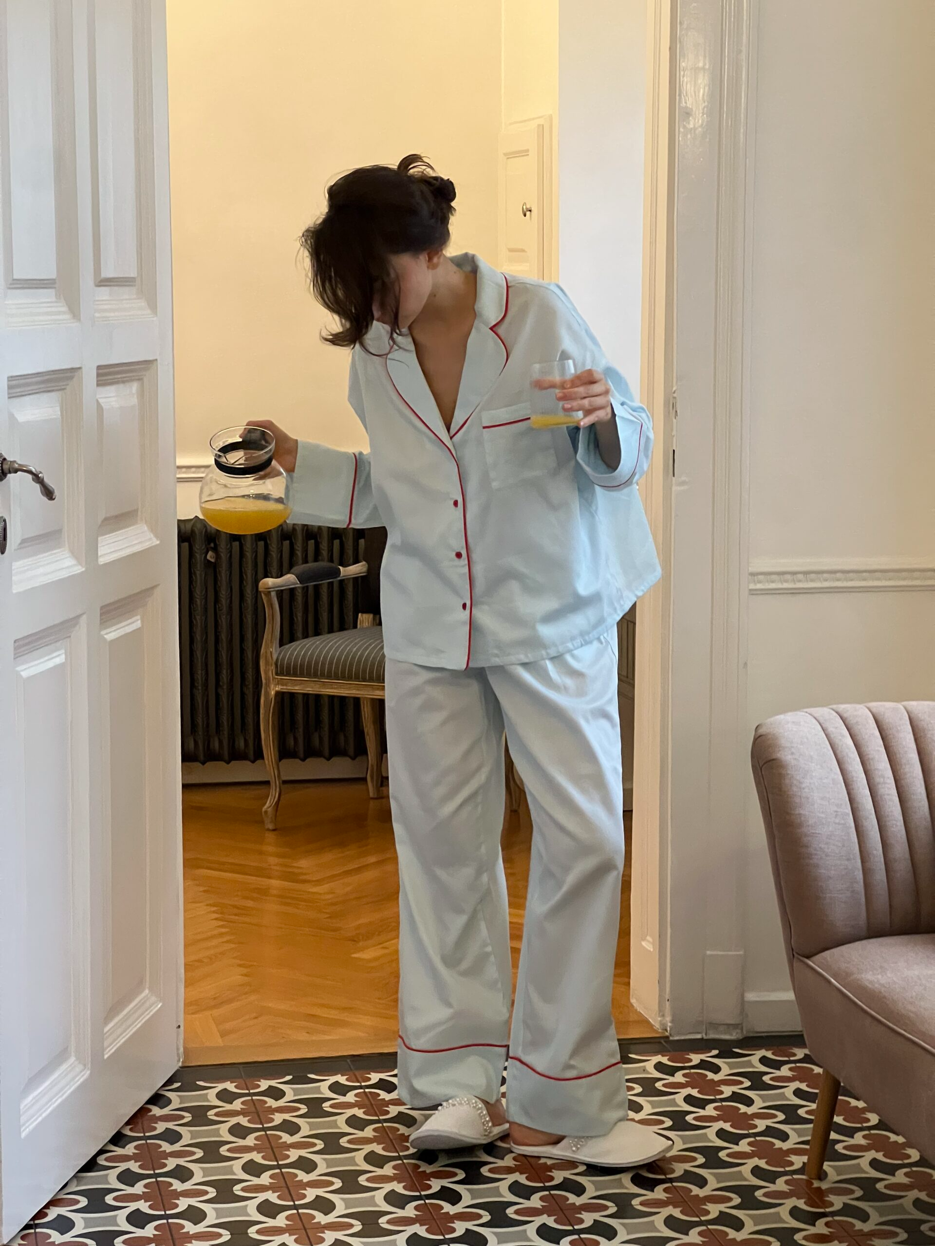 Блакитна сатинова піжама з червоним кантом