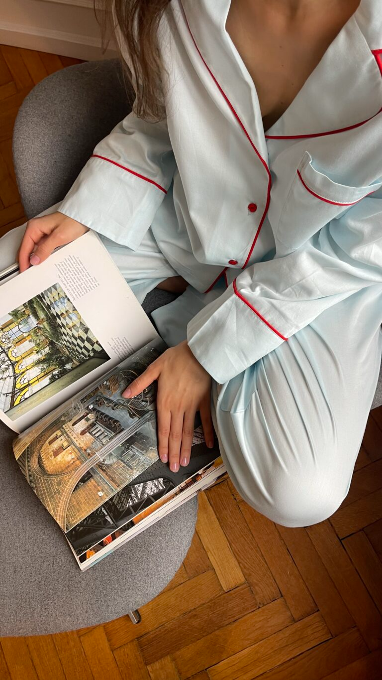 Блакитна сатинова піжама з червоним кантом