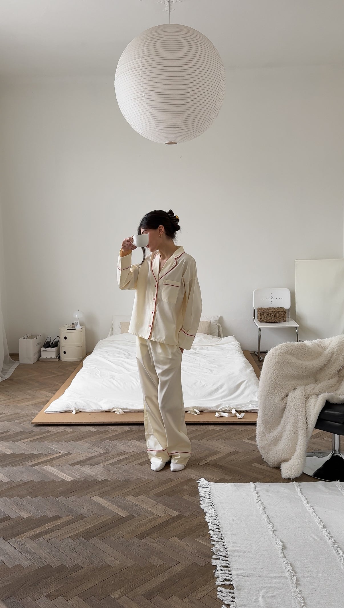 Молочна сатинова піжама з червоним кантом