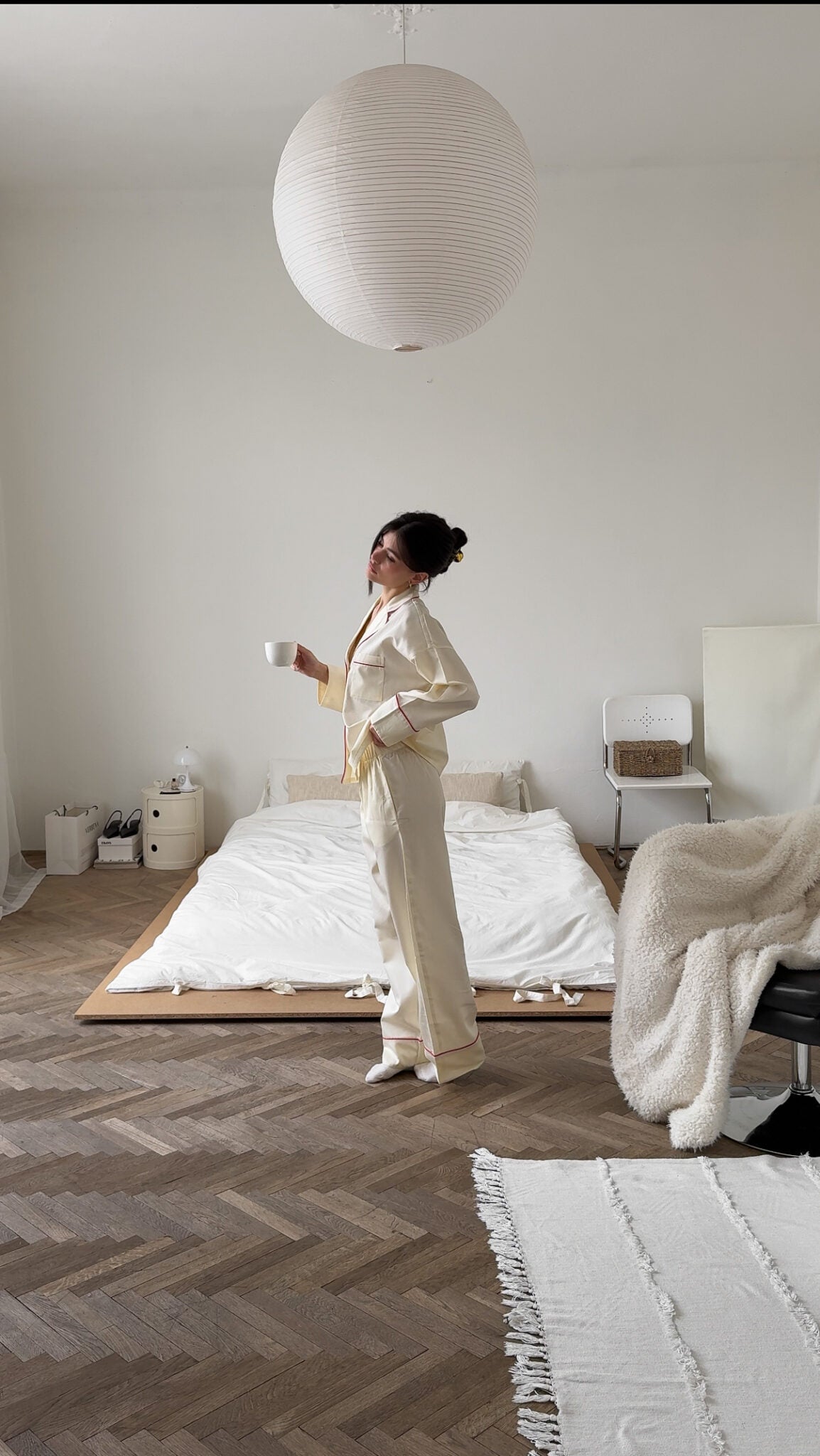 Молочна сатинова піжама з червоним кантом