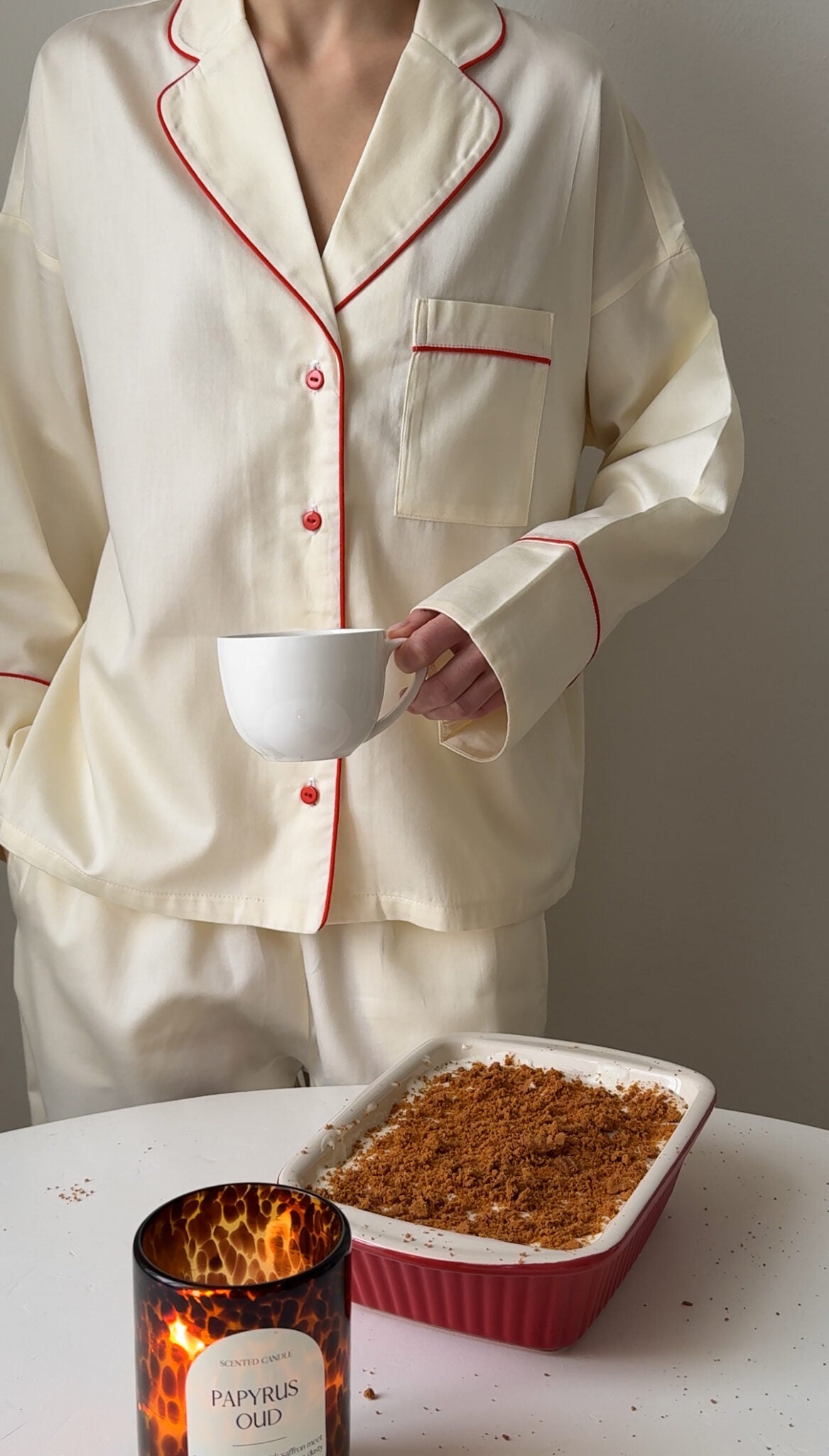 Молочна сатинова піжама з червоним кантом