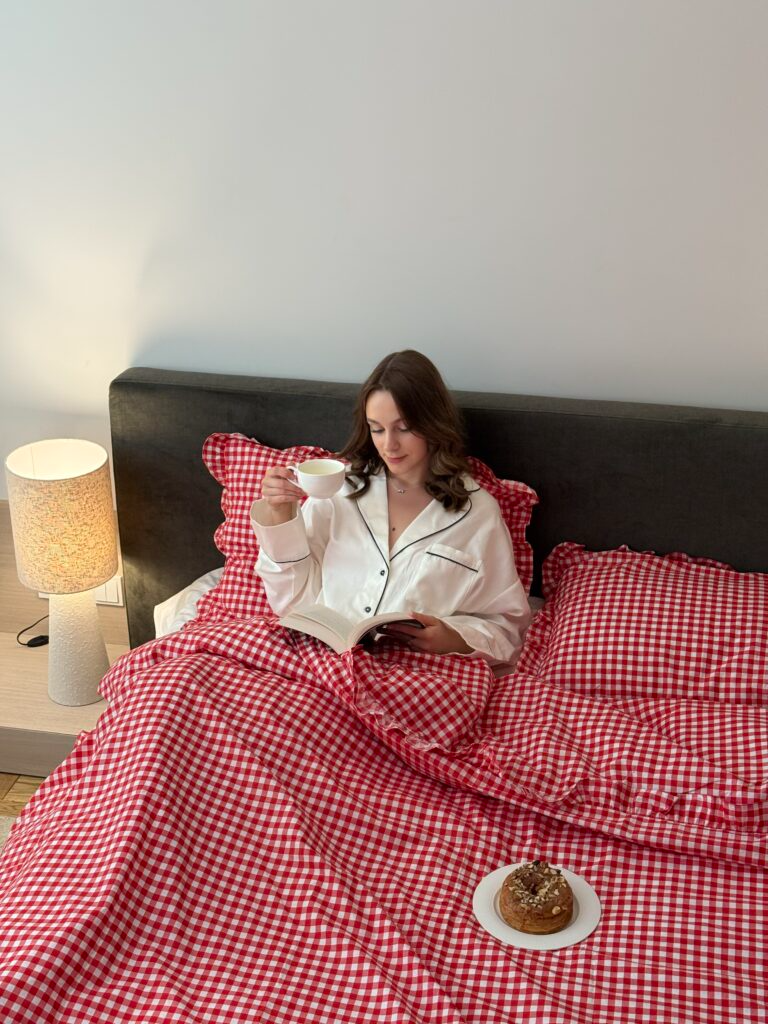 Постільна білизна червона клітинка з молочним однотонним та рюшами