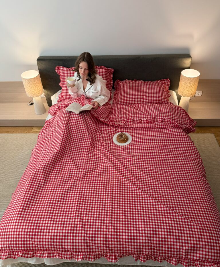 Постільна білизна червона клітинка з молочним однотонним та рюшами