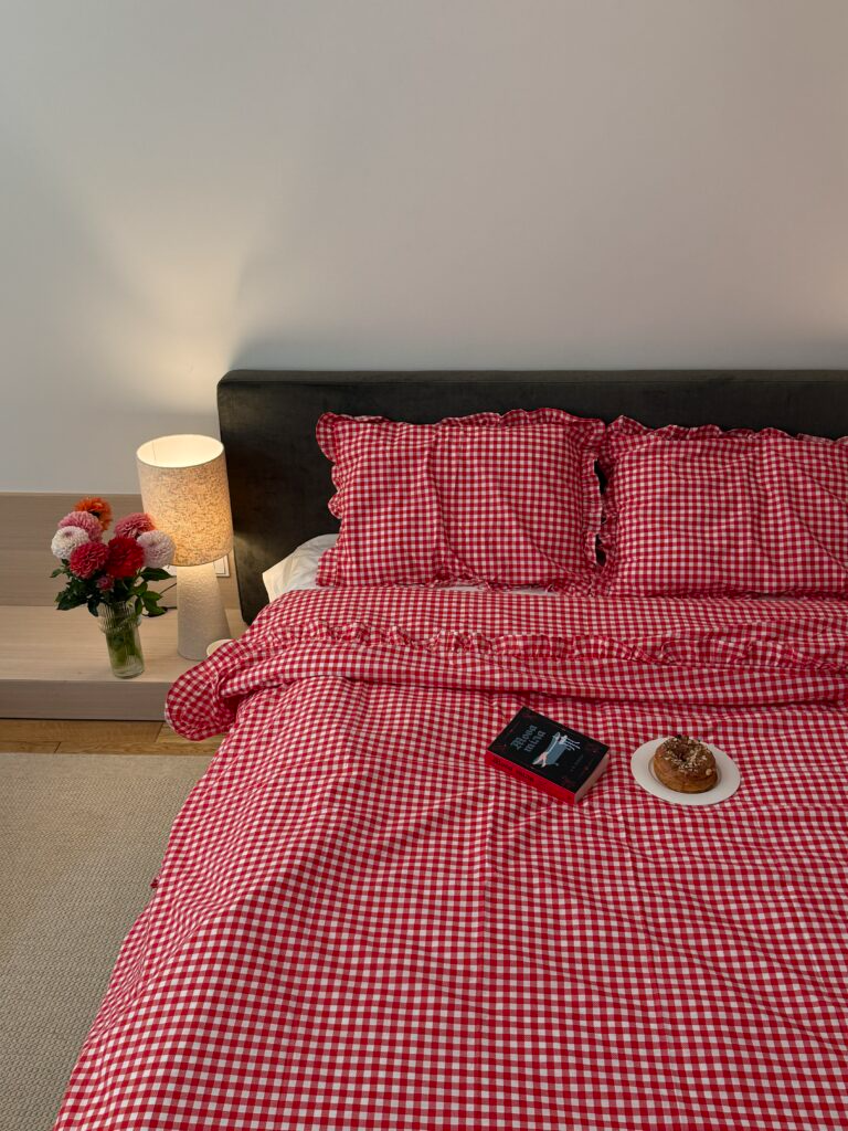 Постільна білизна червона клітинка з молочним однотонним та рюшами