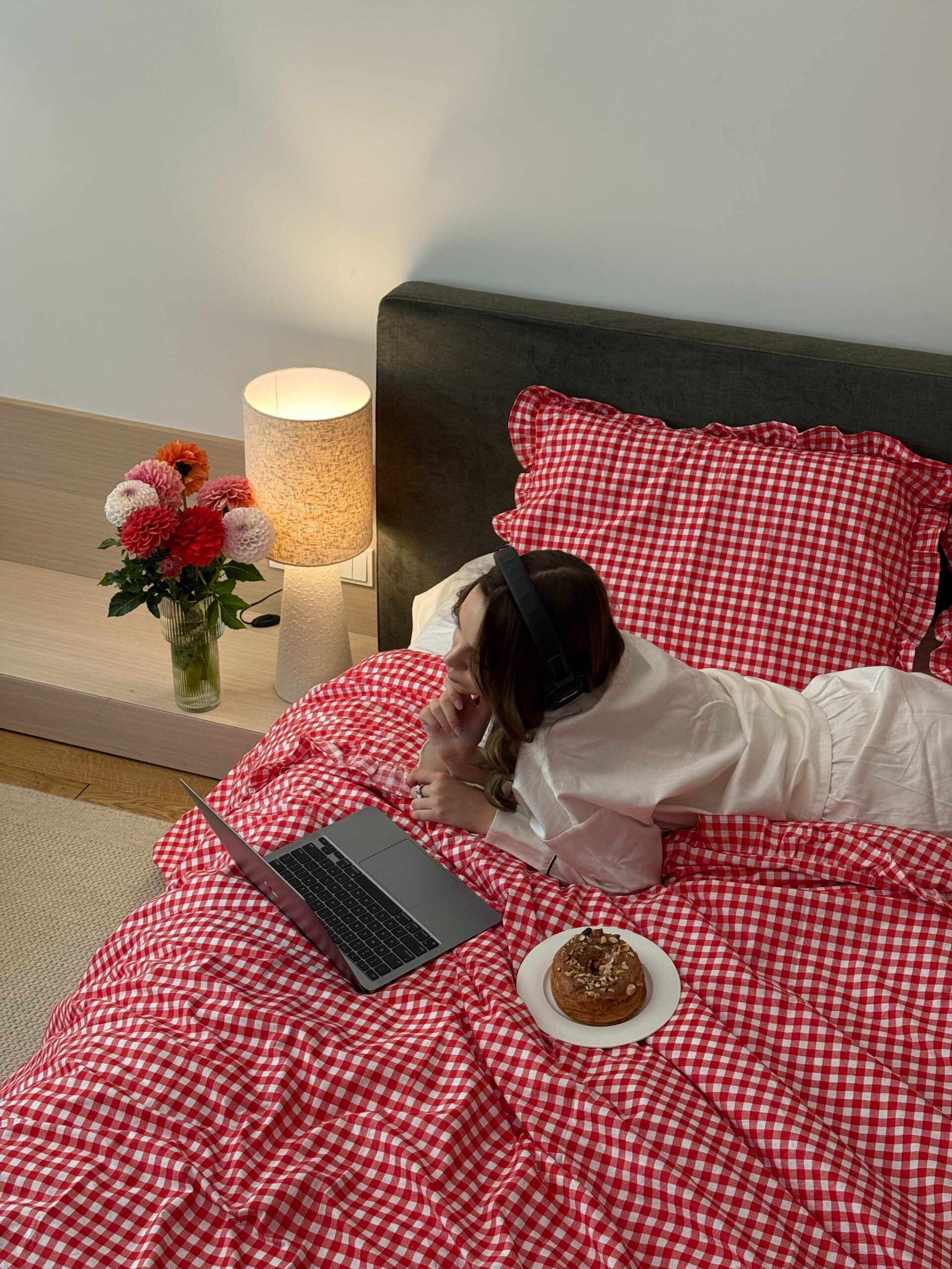 Постільна білизна червона клітинка з молочним однотонним та рюшами