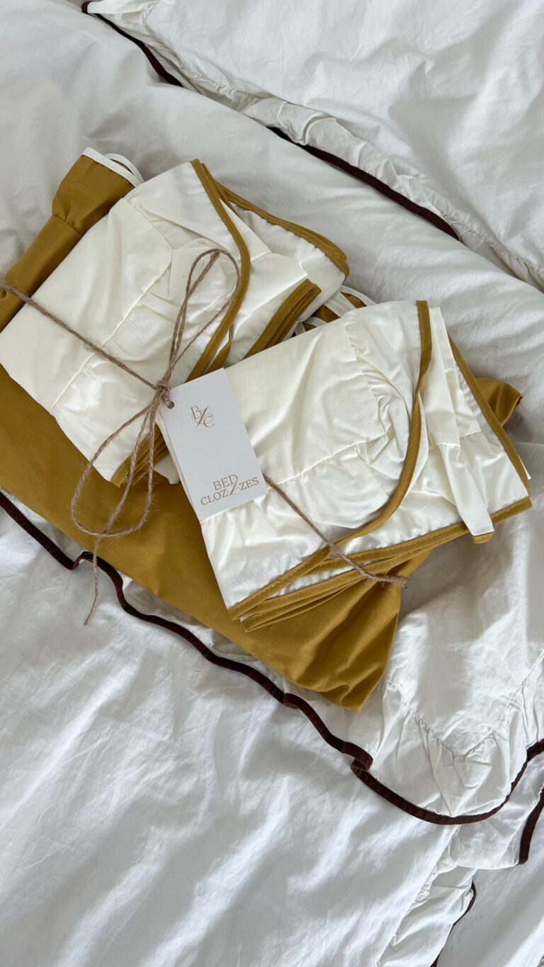 Постільна білизна молочна з рюшами та гірчичним кантом