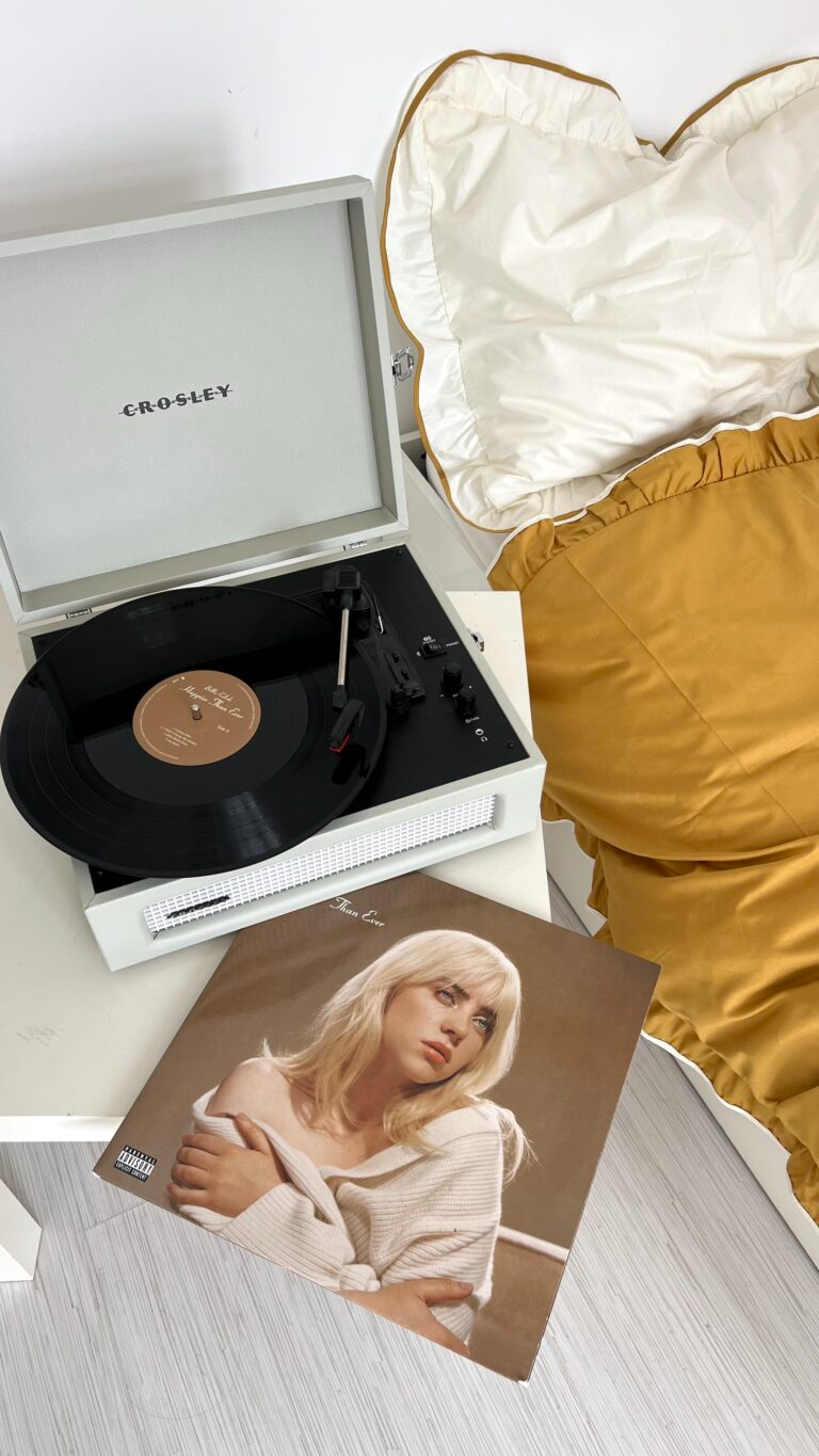 Постільна білизна молочна з рюшами та гірчичним кантом