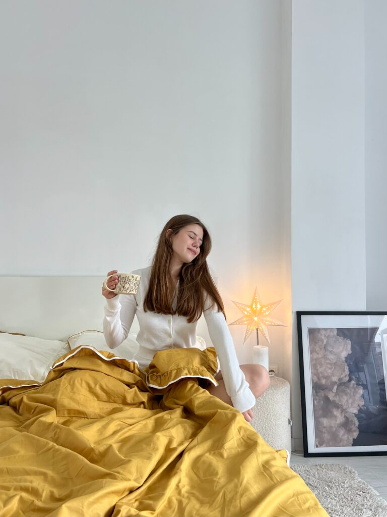 Постільна білизна молочна з рюшами та гірчичним кантом