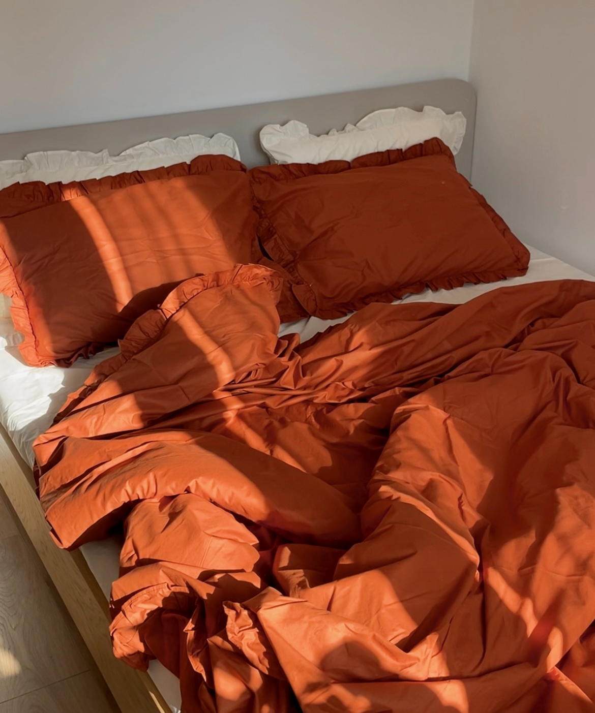 Постільна білизна з рюшами – теракотова з молочним