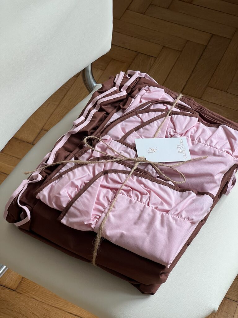 Постільна білизна шоколадна з рюшами та рожевим кантом