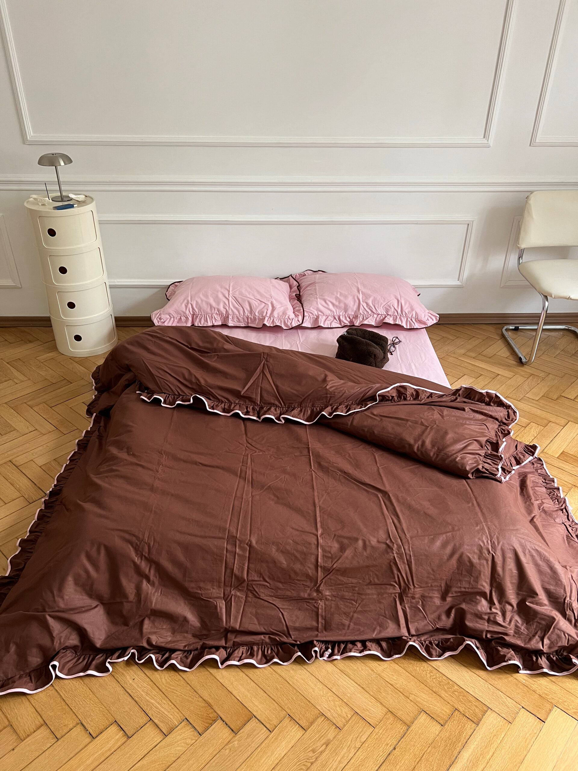 Постільна білизна шоколадна з рюшами та рожевим кантом