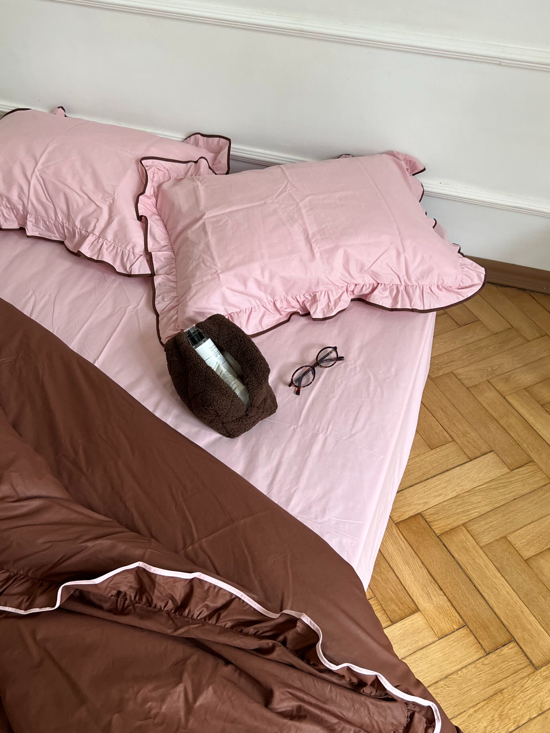 Постільна білизна шоколадна з рюшами та рожевим кантом