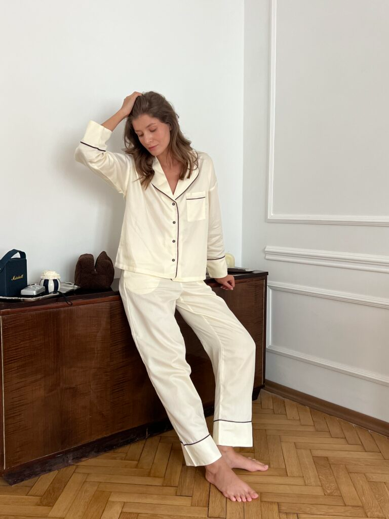 Молочна сатинова піжама з шоколадним кантом