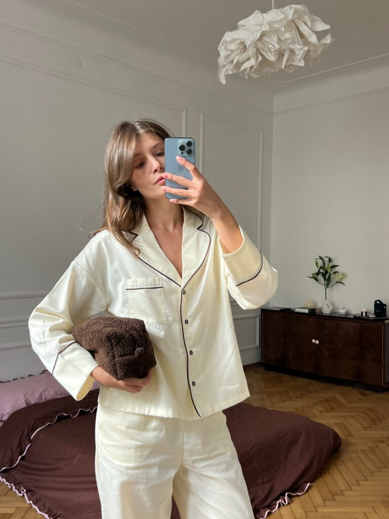 Молочна сатинова піжама з шоколадним кантом