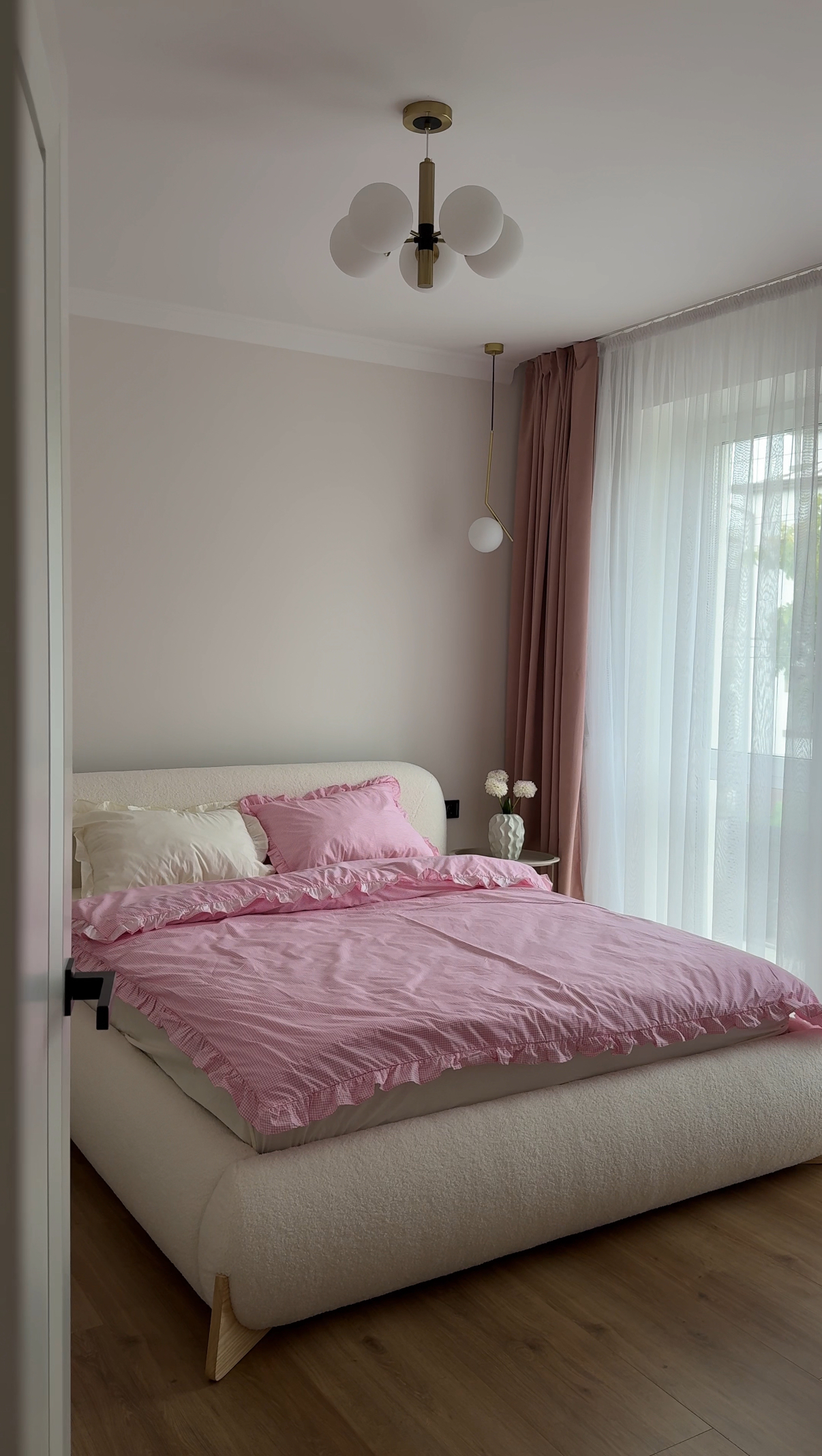 Постільна білизна з рюшами – рожева клітинка з молочним однотонним