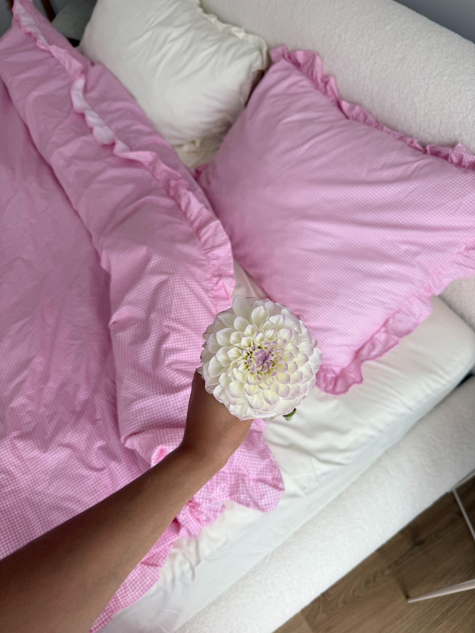 Постільна білизна з рюшами – рожева клітинка з молочним однотонним