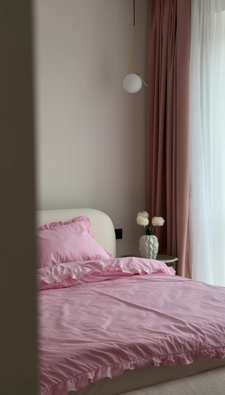 Постільна білизна з рюшами – рожева клітинка з молочним однотонним