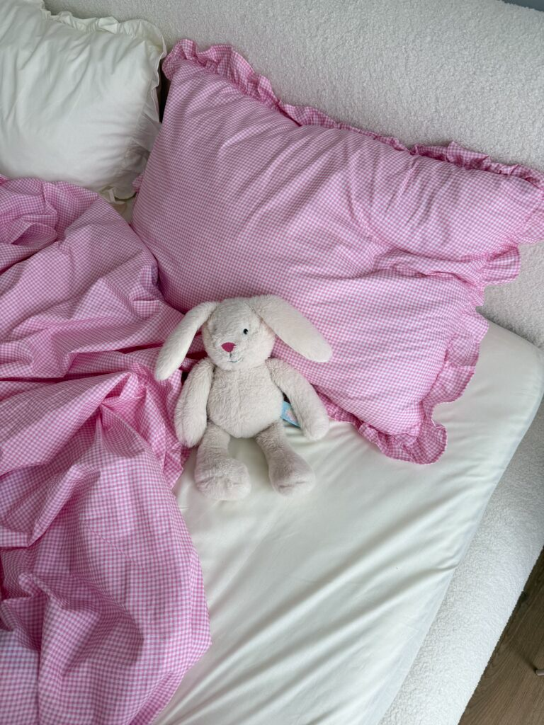 Постільна білизна з рюшами – рожева клітинка з молочним однотонним