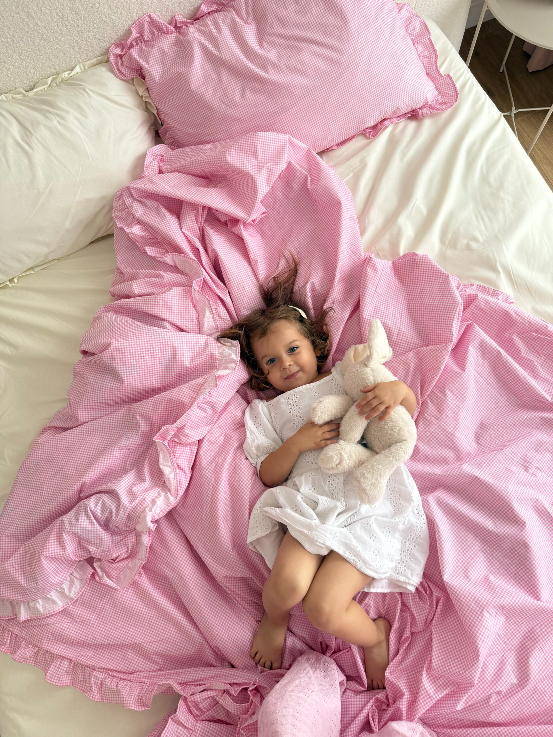 Постільна білизна з рюшами – рожева клітинка з молочним однотонним