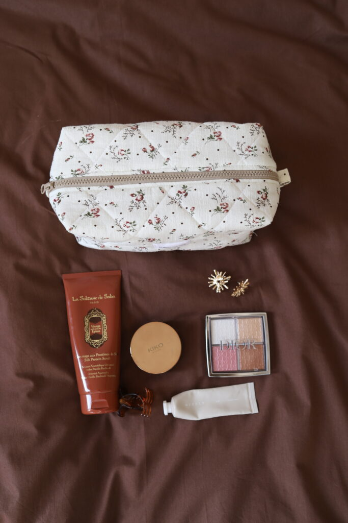 Косметичка beige flowers