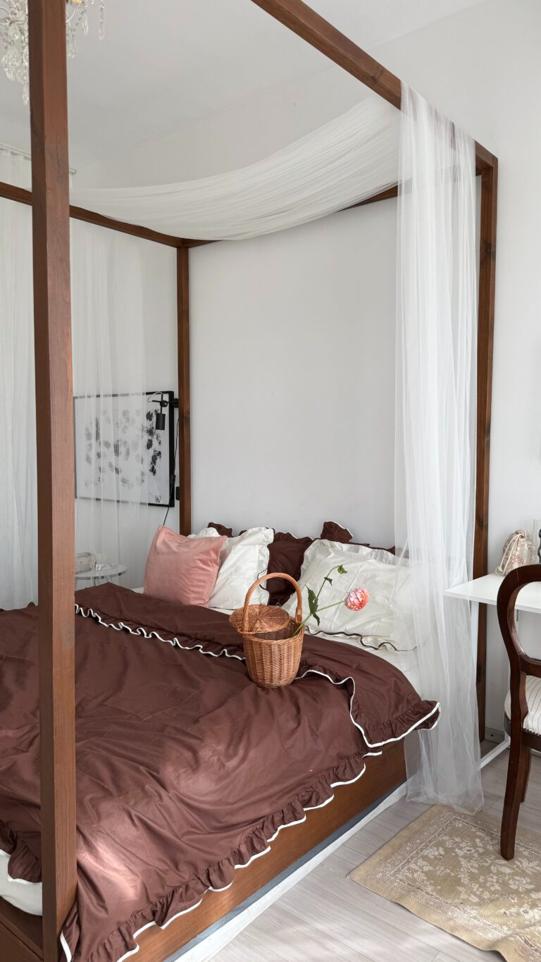 Постільна білизна шоколадна з рюшами та молочним кантом