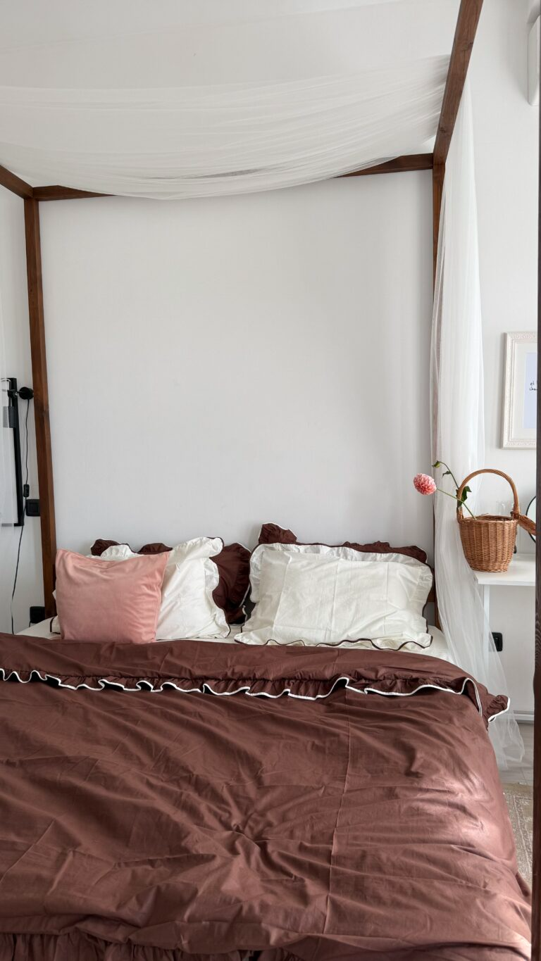 Постільна білизна шоколадна з рюшами та молочним кантом