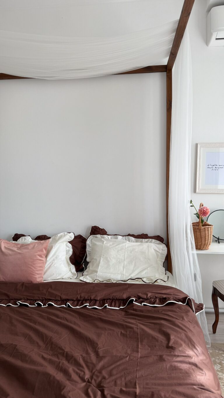 Постільна білизна шоколадна з рюшами та молочним кантом