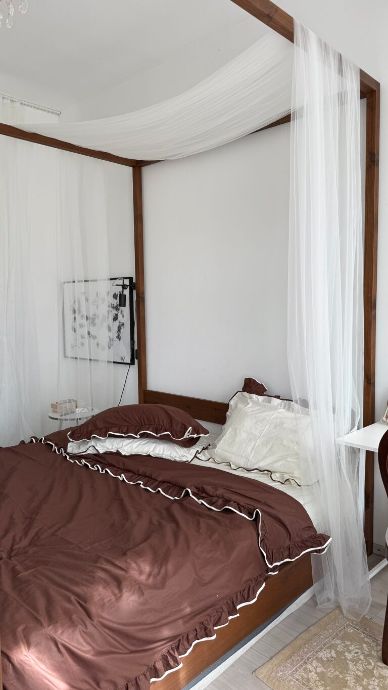 Постільна білизна шоколадна з рюшами та молочним кантом