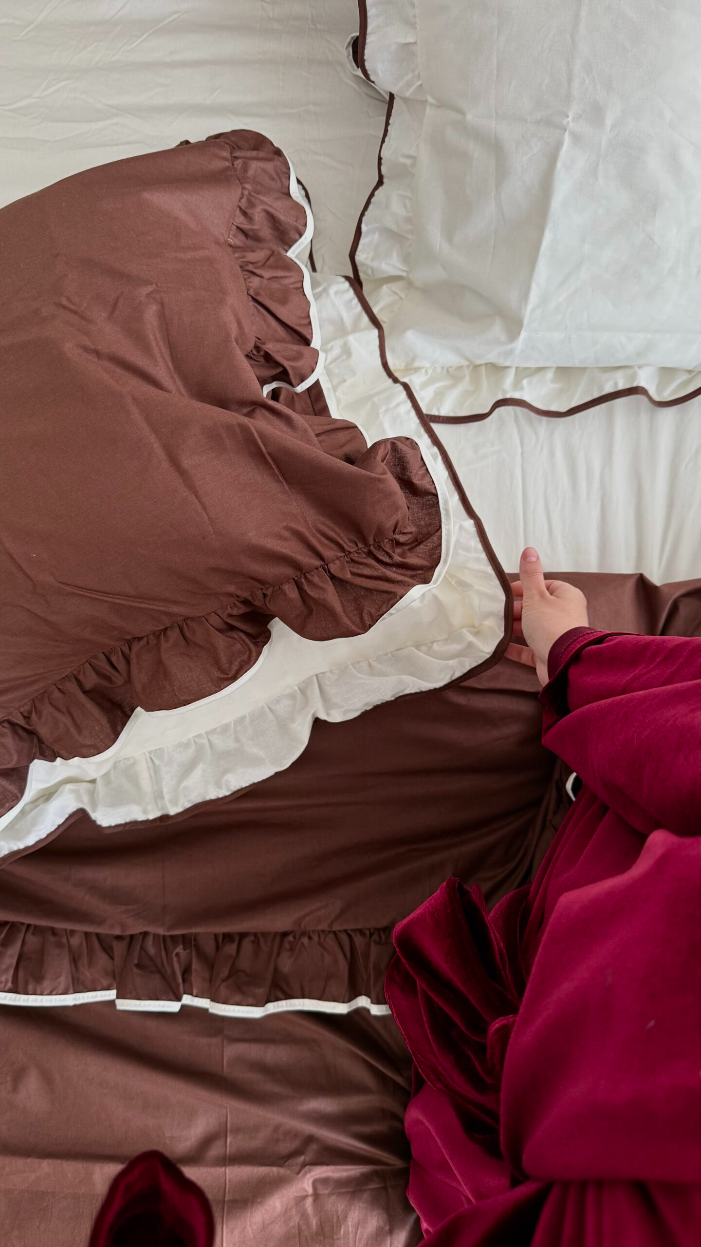 Постільна білизна шоколадна з рюшами та молочним кантом