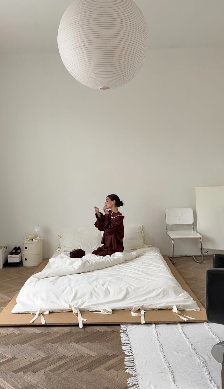 Сатинова піжама шоколадного кольору з рожевим коміром та рюшами