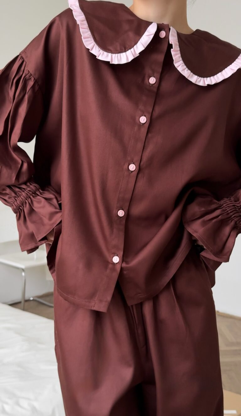 Сатинова піжама шоколадного кольору з рожевим коміром та рюшами