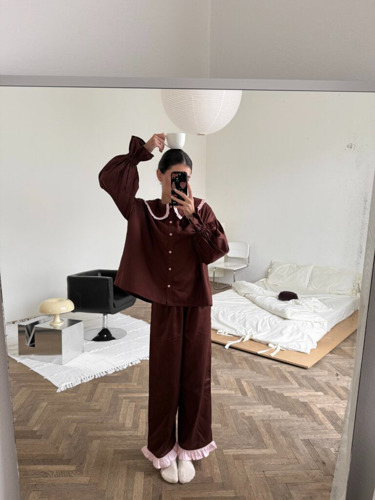 Сатинова піжама шоколадного кольору з рожевим коміром та рюшами