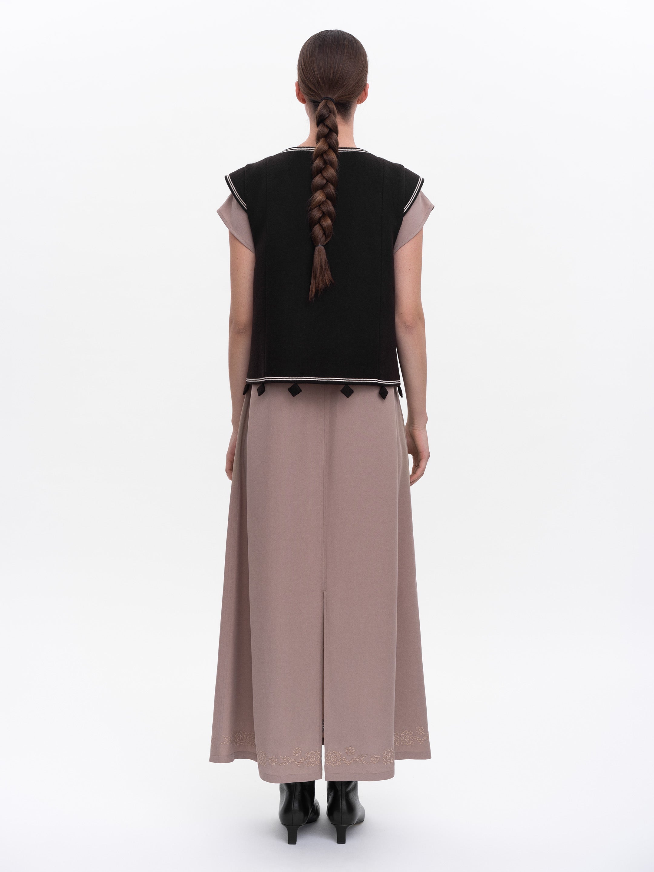 Темно-коричневий вишитий жилет "Кібчик"