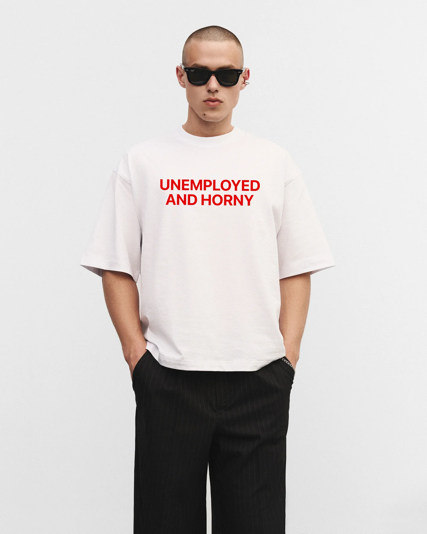 Біла оверсайз футболка "Unemployed and horny"