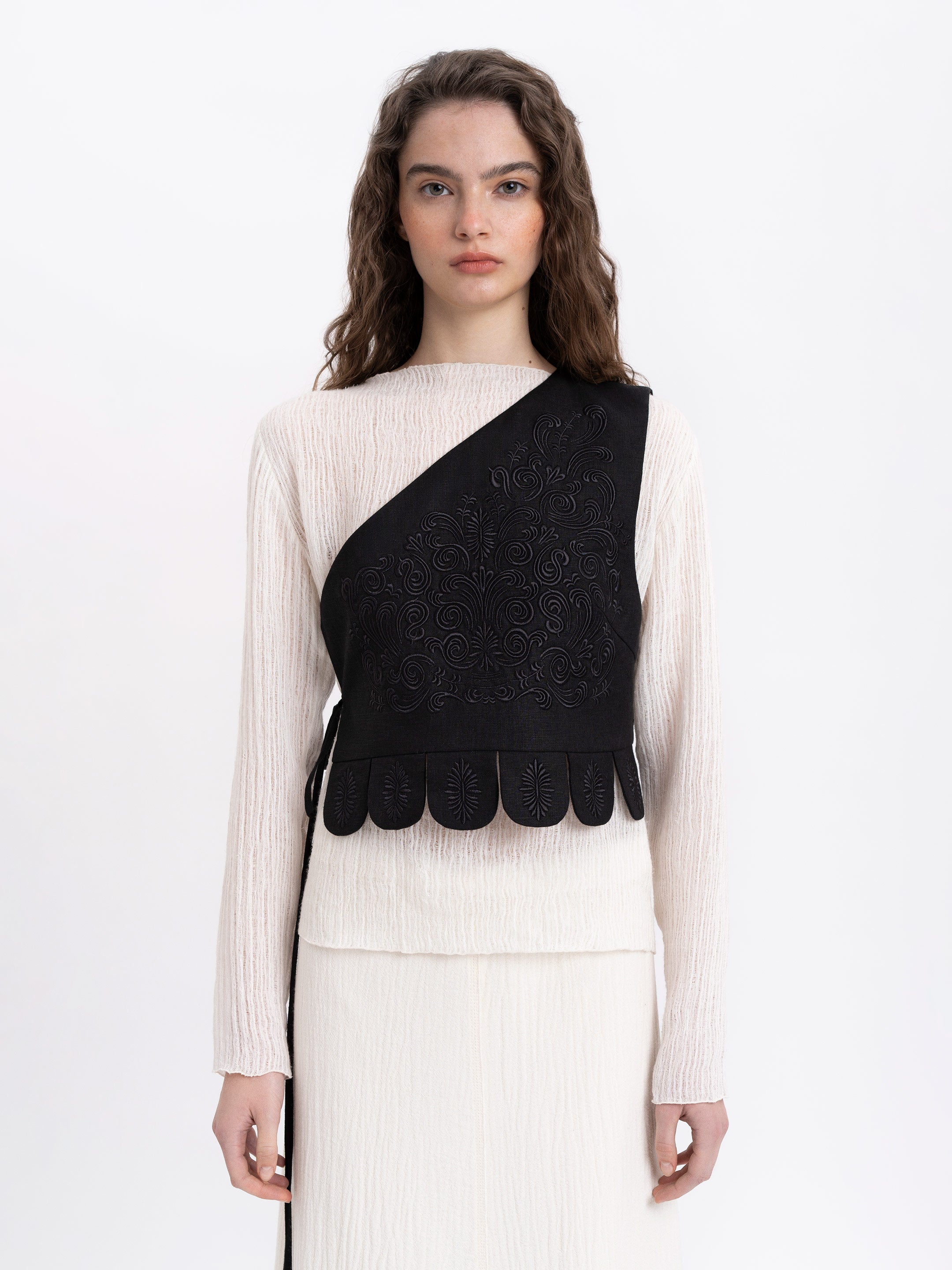 Асиметричний жилет з чорною вишивкою в тон "Осяйна"