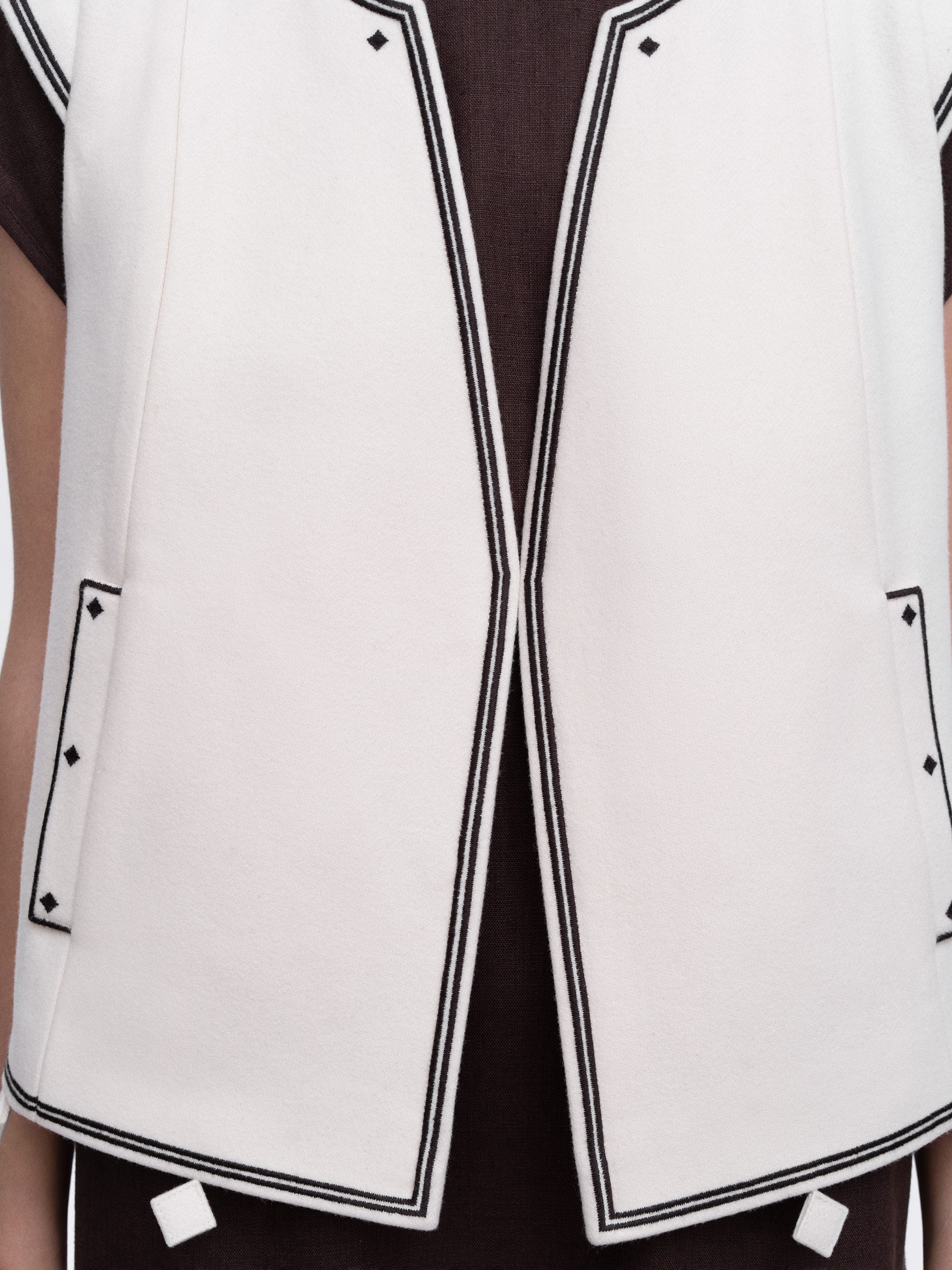 Молочний вишитий жилет "Кібчик"